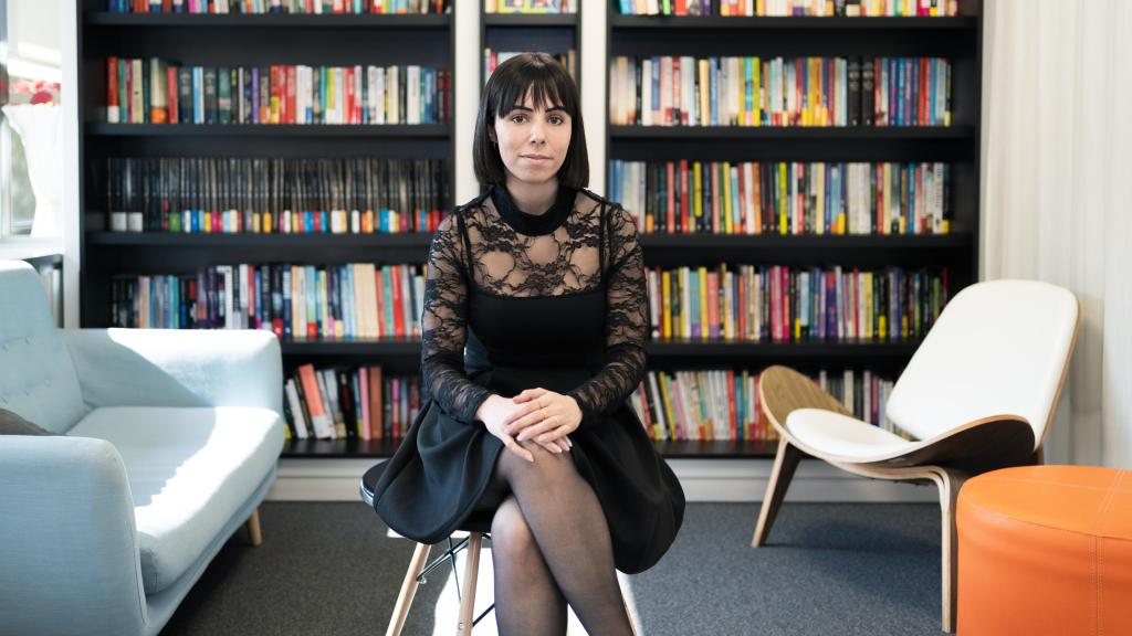 La escritora Sara Barquinero antes de la entrevista con El Cultural. Foto: Cristina Villarino