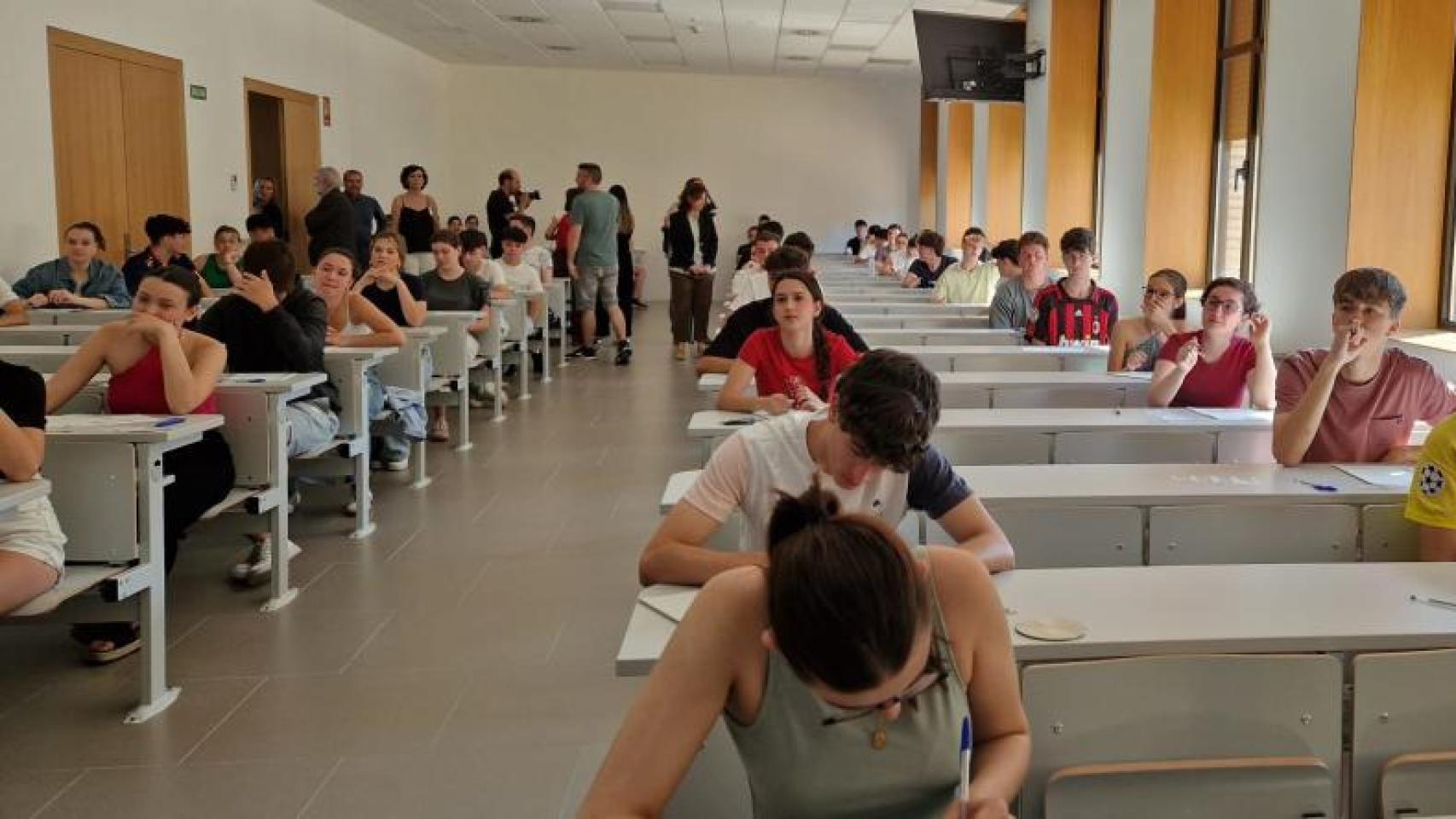 Imagen de archivo, alumnos en el primer examen de la PAU 2025.