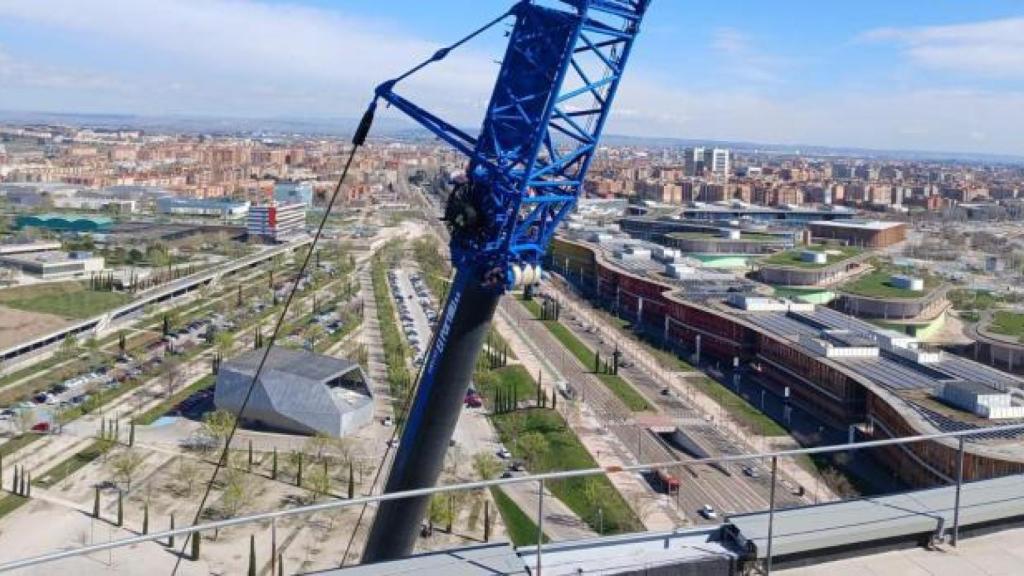 Instalación de la grúa en la Torre del Agua