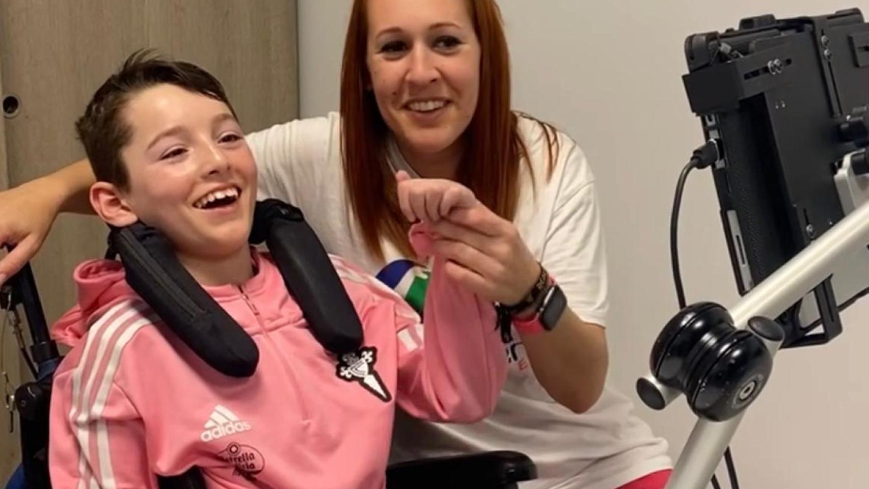 Álex, el joven con parálisis cerebral que sueña con conocer a los jugadores del Celta: Un 'Hola Iago' lo sería todo para él