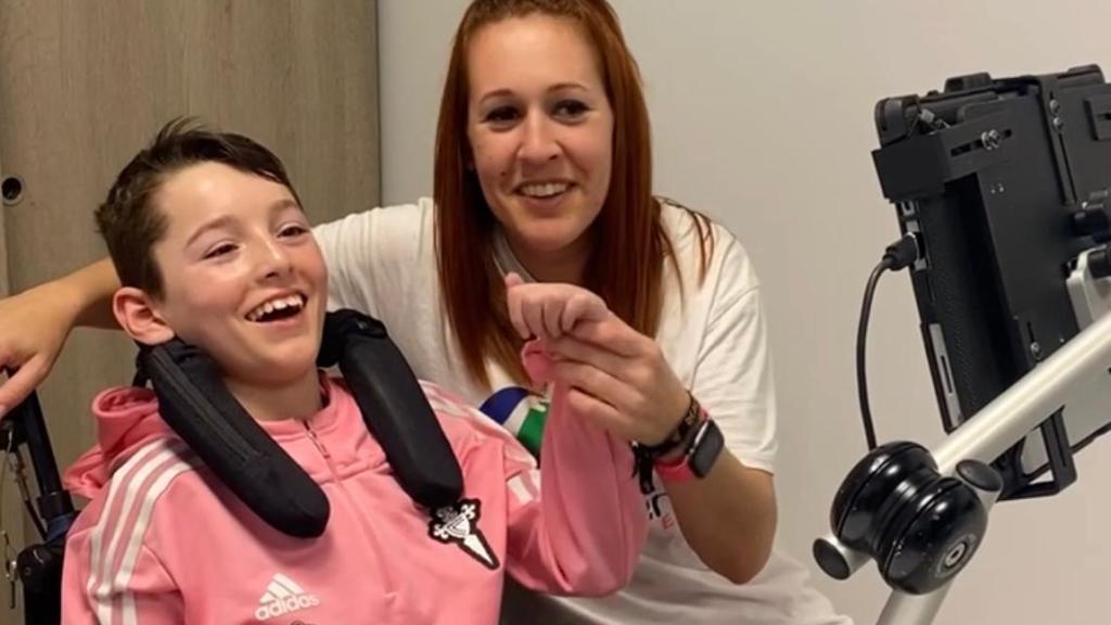 Álex, el joven con parálisis cerebral que sueña con conocer a los jugadores del Celta: Un 'Hola Iago' lo sería todo para él