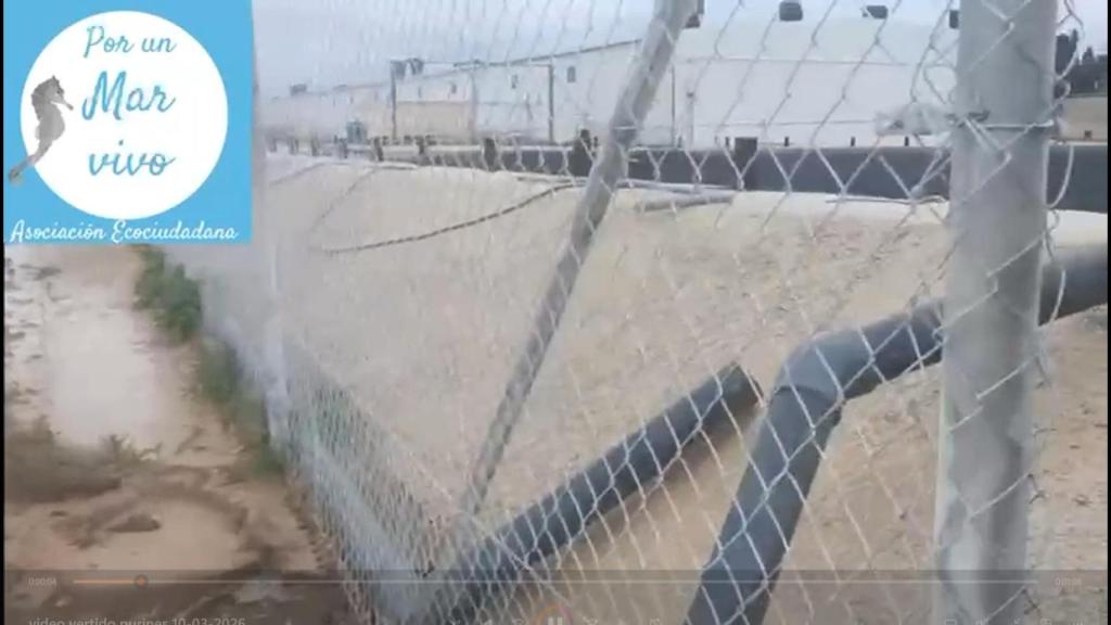 Los tubos conectados vertiendo hacia el cauce que desemboca en la laguna.