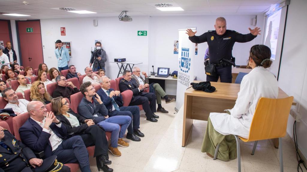 El taller en Elda tiene un enfoque práctico para saber cómo actuar ante un agresor.