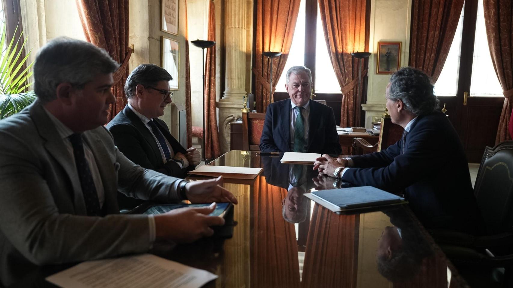Imagen del alcalde de Sevilla, José Luis Sanz, durante la reunión.