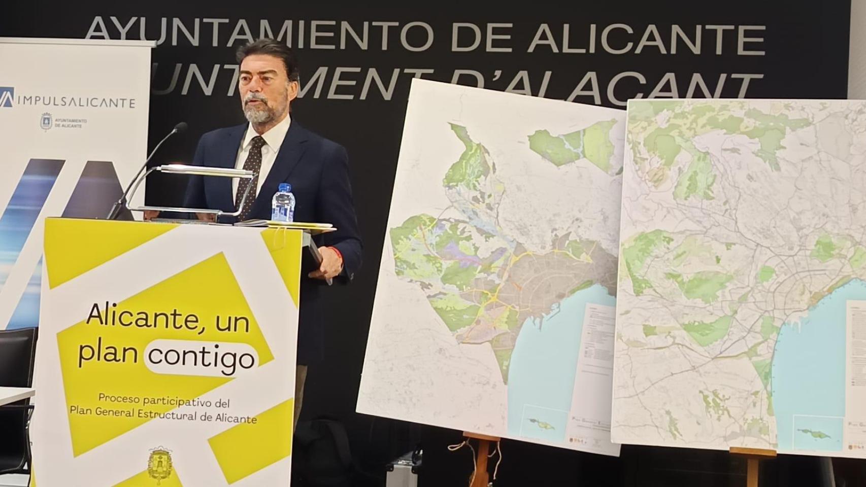 Luis Barcala en la presentación de esta tarde del borrador del Plan General Estructural.