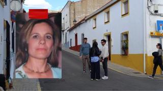 A la izquierda, una foto de Francisca cadenas, sobre una fotografía de sus dos hijos este jueves, en la calle donde vivió y apareció su cuerpo sin vida.