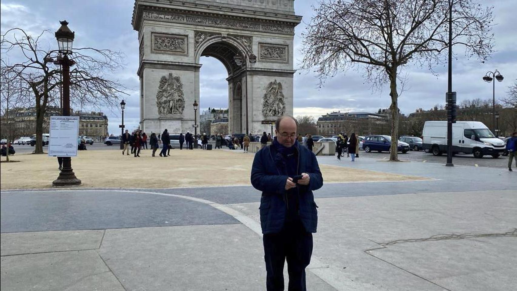 Miquel Iceta, fotografiado frente al Arco del Triunfo de París, ciudad desde la que hoy representa a España ante la UNESCO tras casi cuatro décadas dentro del aparato socialista.