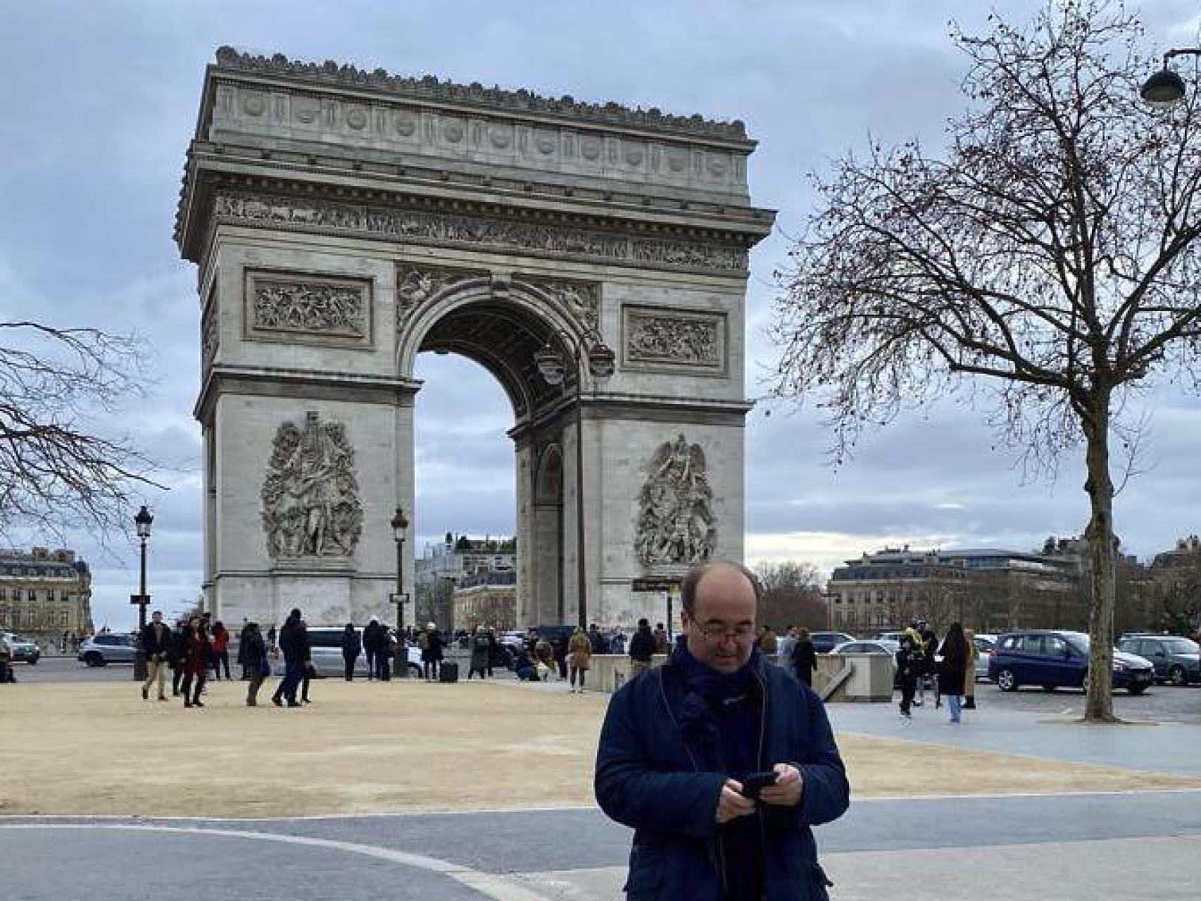 Miquel Iceta, fotografiado frente al Arco del Triunfo de París, ciudad desde la que hoy representa a España ante la UNESCO tras casi cuatro décadas dentro del aparato socialista.