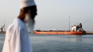 El petrolero Callisto se encuentra anclado en el puerto Sultán Qaboos mientras el tráfico disminuye en el estrecho de Ormuz.
