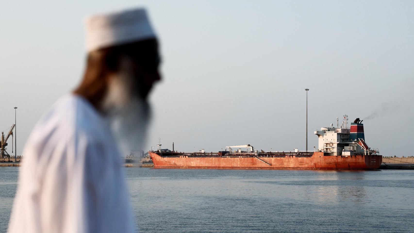 El petrolero Callisto se encuentra anclado en el puerto Sultán Qaboos mientras el tráfico disminuye en el estrecho de Ormuz.