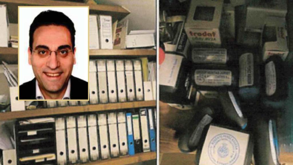 Roberto Pérez, junto una de las fotos de su despacho tomada por la Guardia Civil.