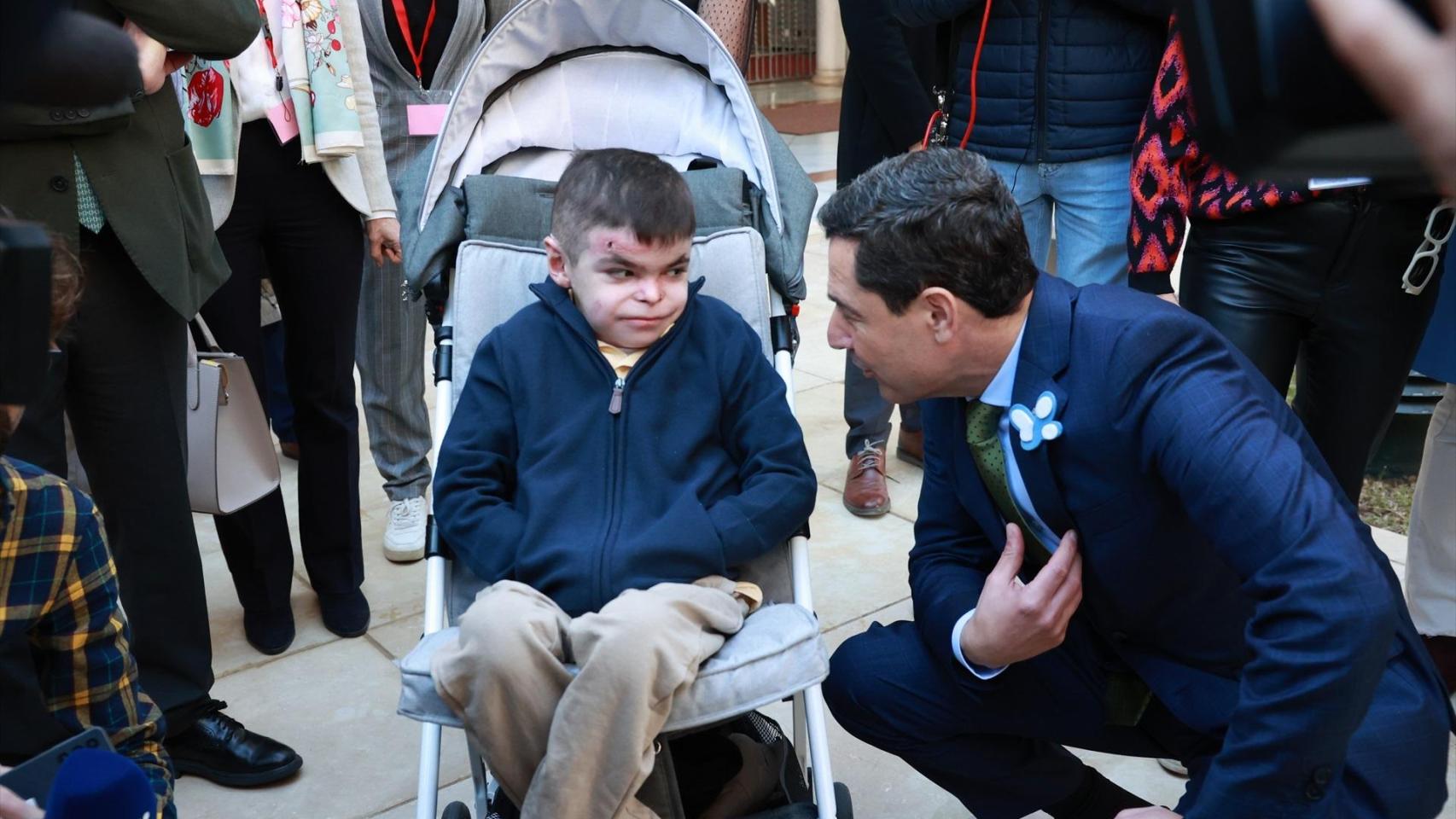 El presidente de la Junta de Andalucía, Juanma Moreno, y Leo, un niño sevillano con piel de mariposa.e mariposa