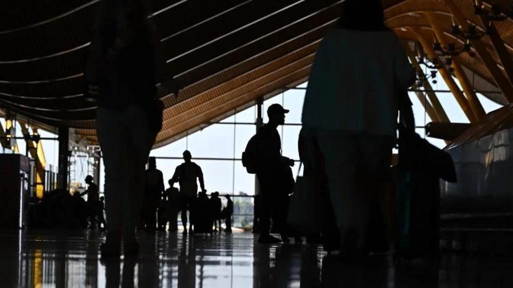 Turistas caminando en aeropuerto. EFE