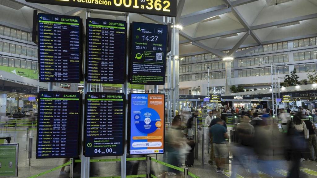 Pantallas de información sobre salidas y llegadas al aeropuerto. EFE