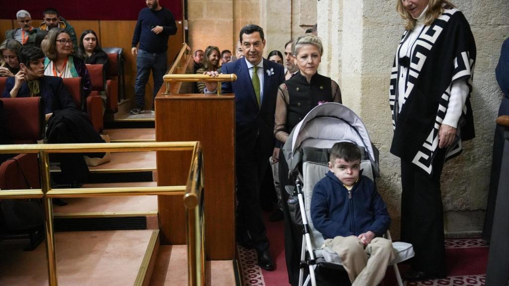El presidente de la Junta de Andalucía, Juanma Moreno, con Leo y su madre Lidia.