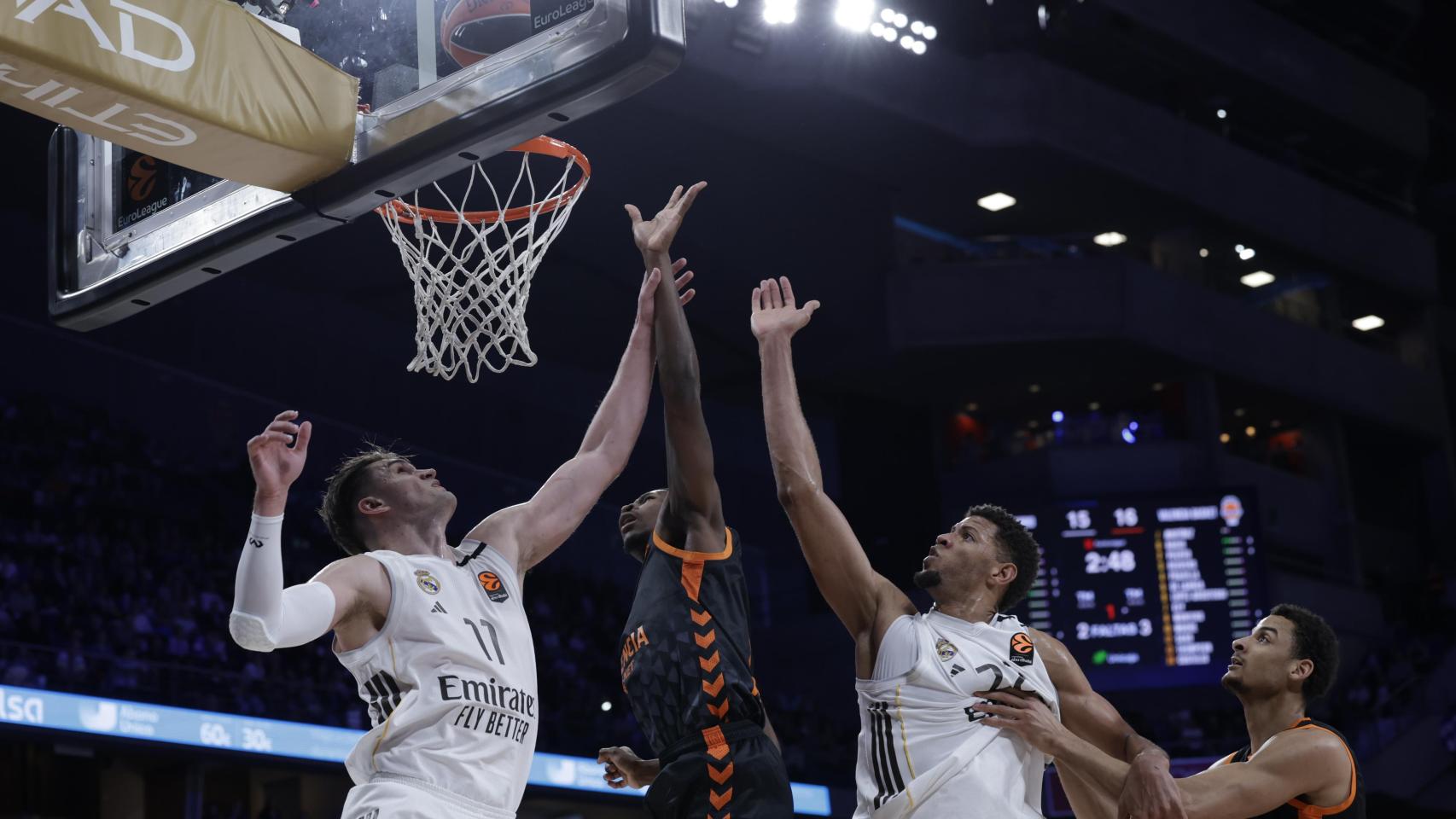 Omari Moore entra a canasta ante Tavares y Hezonja.