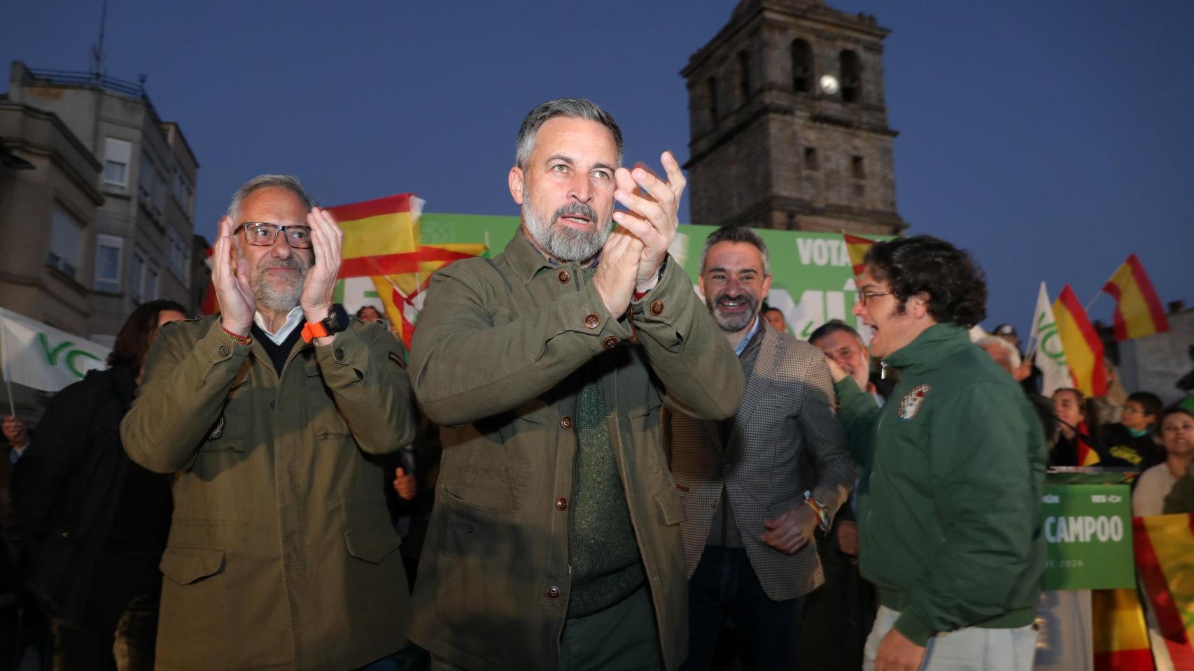 El presidente de Vox, Santiago Abascal; y el candidato a la Presidencia de la Junta por la formación, Carlos Pollán; junto al candidato por Palencia David Hierro; y al diputado José María Figaredo,protagonizan un acto electoral en la Plaza de España de la localidad palentina de Aguilar de Campoo