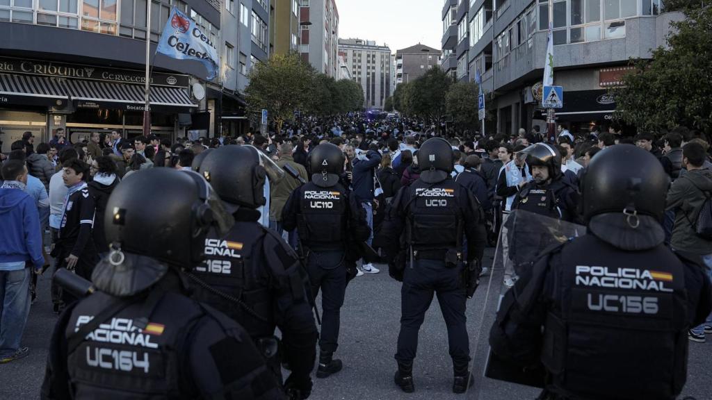La Policía Nacional escolta a los aficionados del Lyon hasta Balaídos: sin altercados tras la pelea de anoche