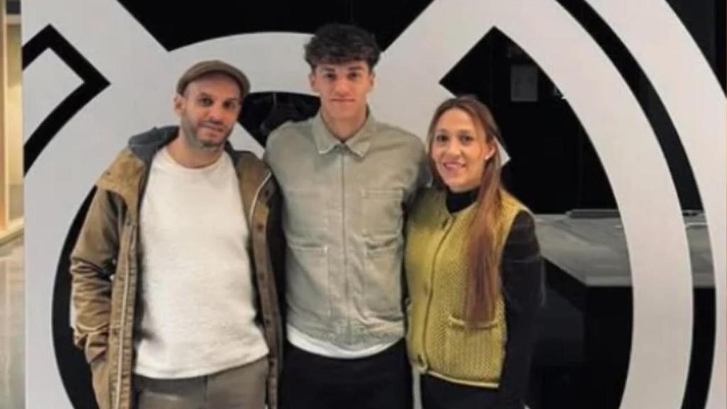 Thiago Pitarch junto a sus padres en la Ciudad Real Madrid