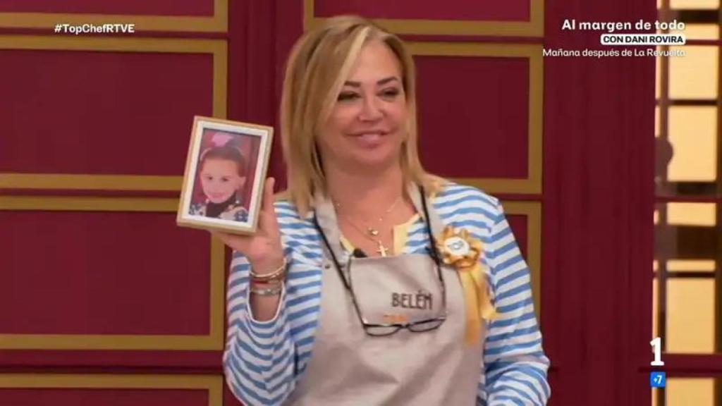 Belén Esteban, muy orgullosa, muestra una fotografía de cuando era niña.