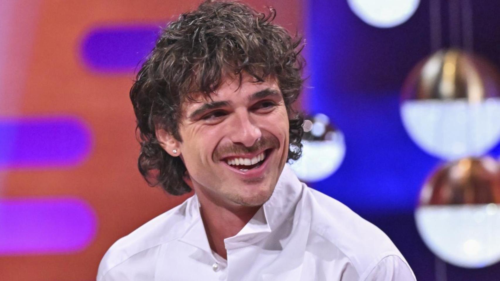 Jacob Elordi durante una entrevista en la televisión británica.
