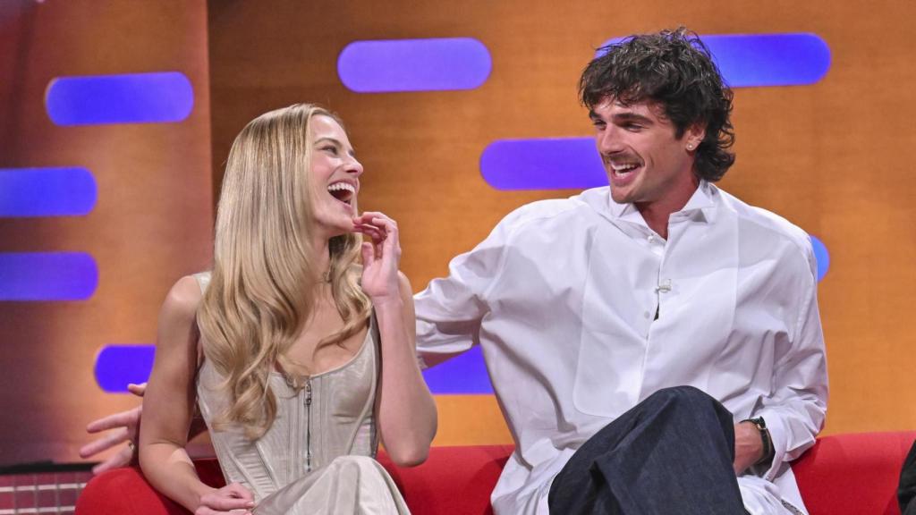 Margot Robbie y Jacob Elordi en una entrevista en la televisión británica.