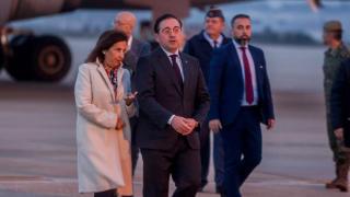 José Manuel Albares y Margarita Robles, ministros de Exteriores y de Defensa, en la base de Torrejón.