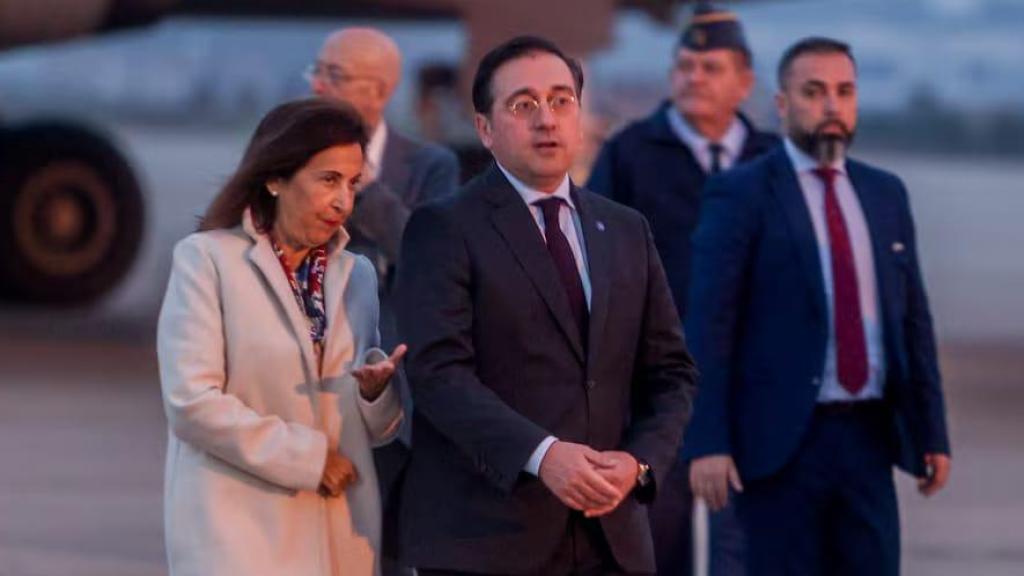 José Manuel Albares y Margarita Robles, ministros de Exteriores y de Defensa, en la base de Torrejón.
