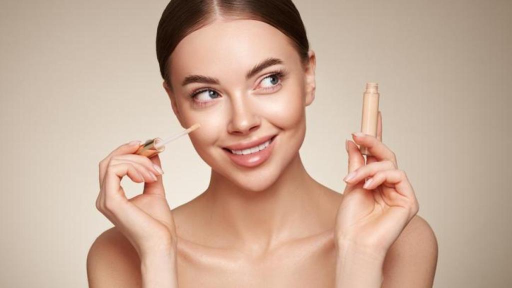 Mujer antes de aplicarse el corrector.
