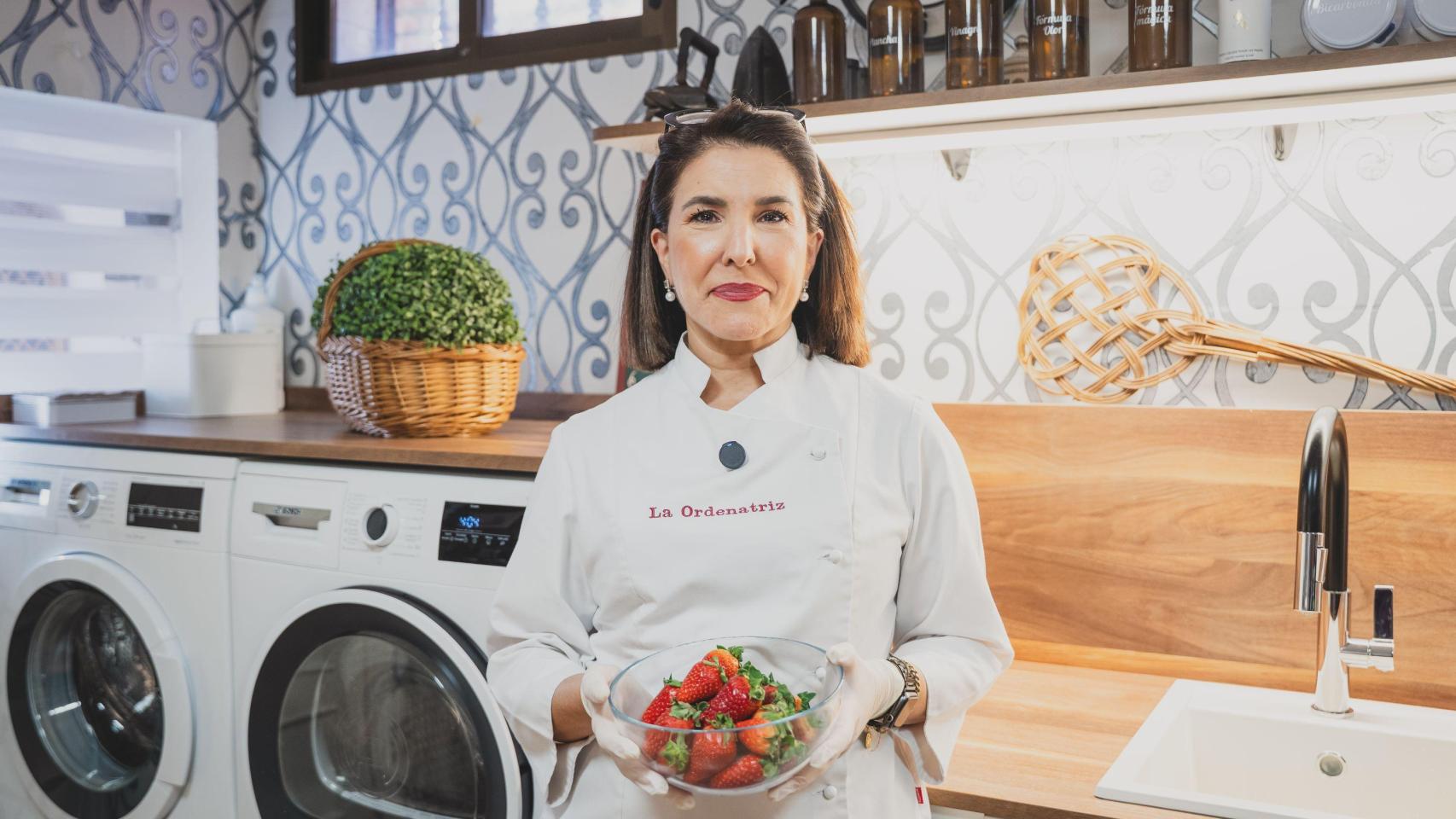 Begoña Pérez posa con un bol de fresas de Huelva.