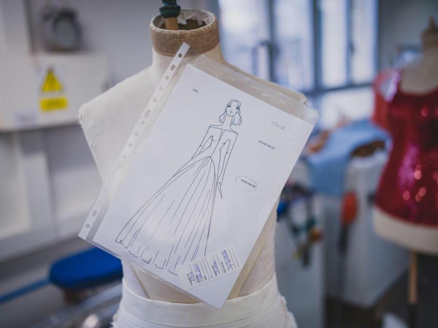El boceto del diseño sobre el maniquí.