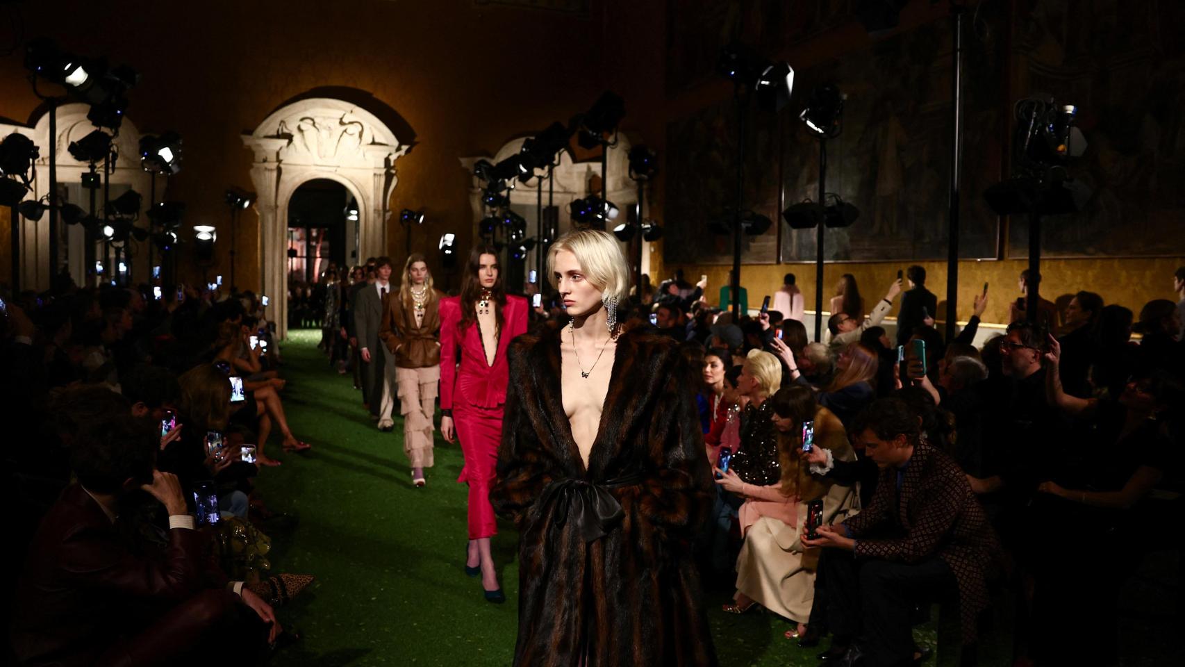 Carrusel final con las modelos del desfile.