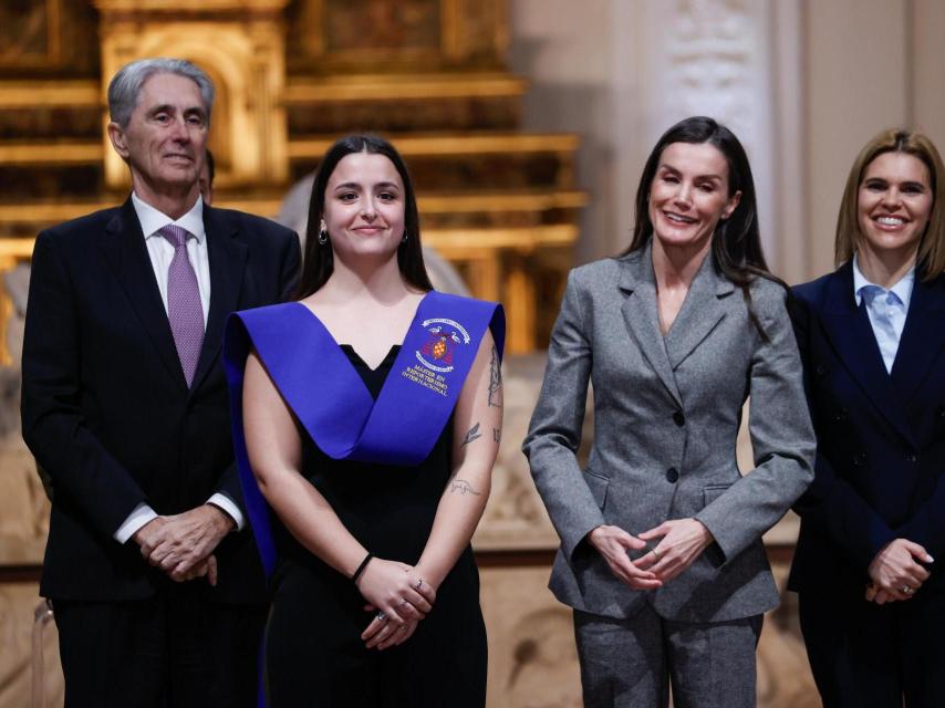 La Reina, con una de las alumnas del máster.