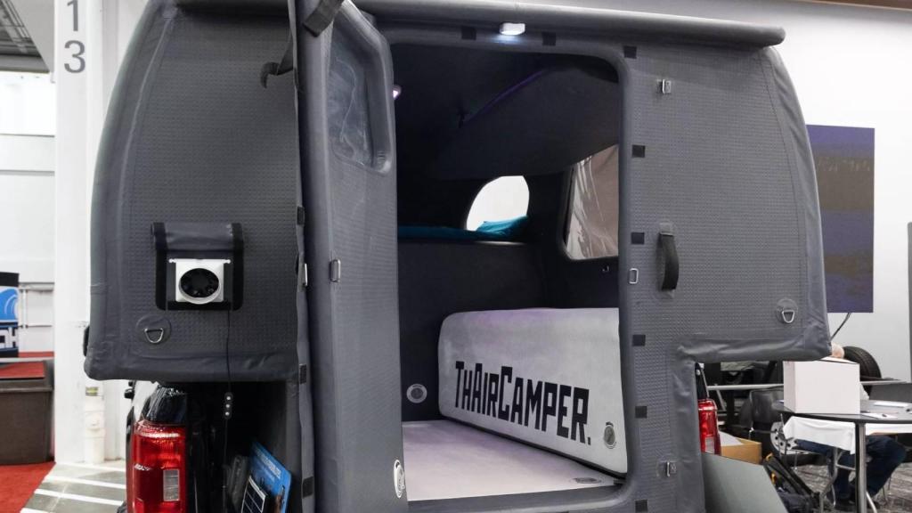 El interior de la tienda inflable para camionetas Thaircamper.