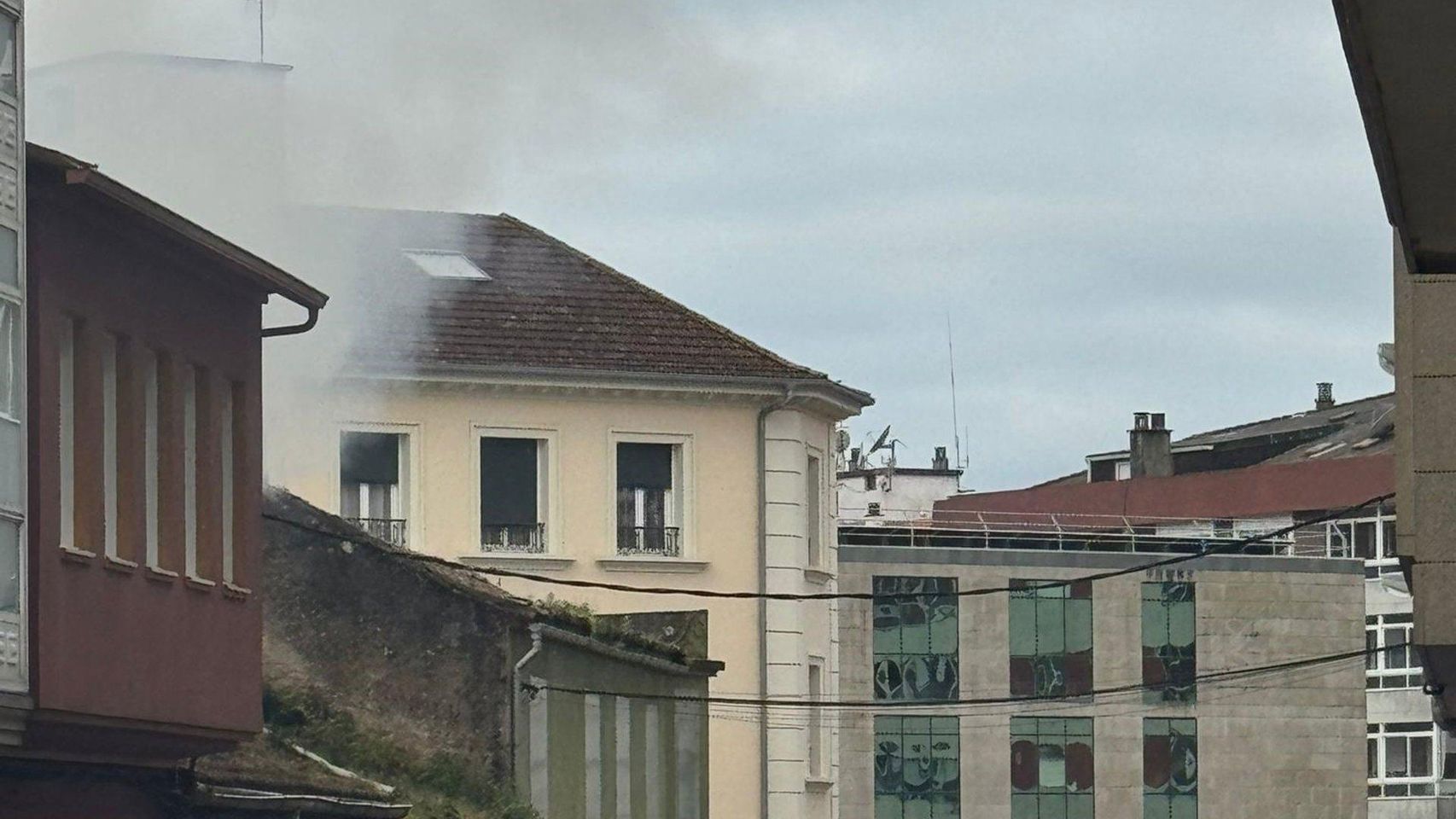 Incendio en una 'narcocasa' ocupada en Vilagarcía (Pontevedra).
