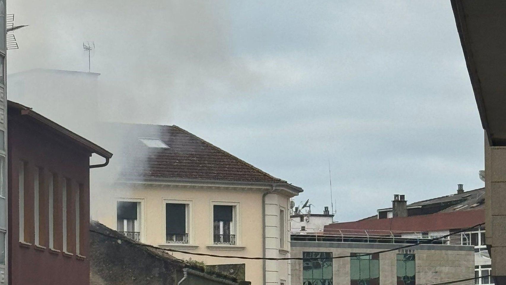 Incendio en una 'narcocasa' ocupada en Vilagarcía (Pontevedra).