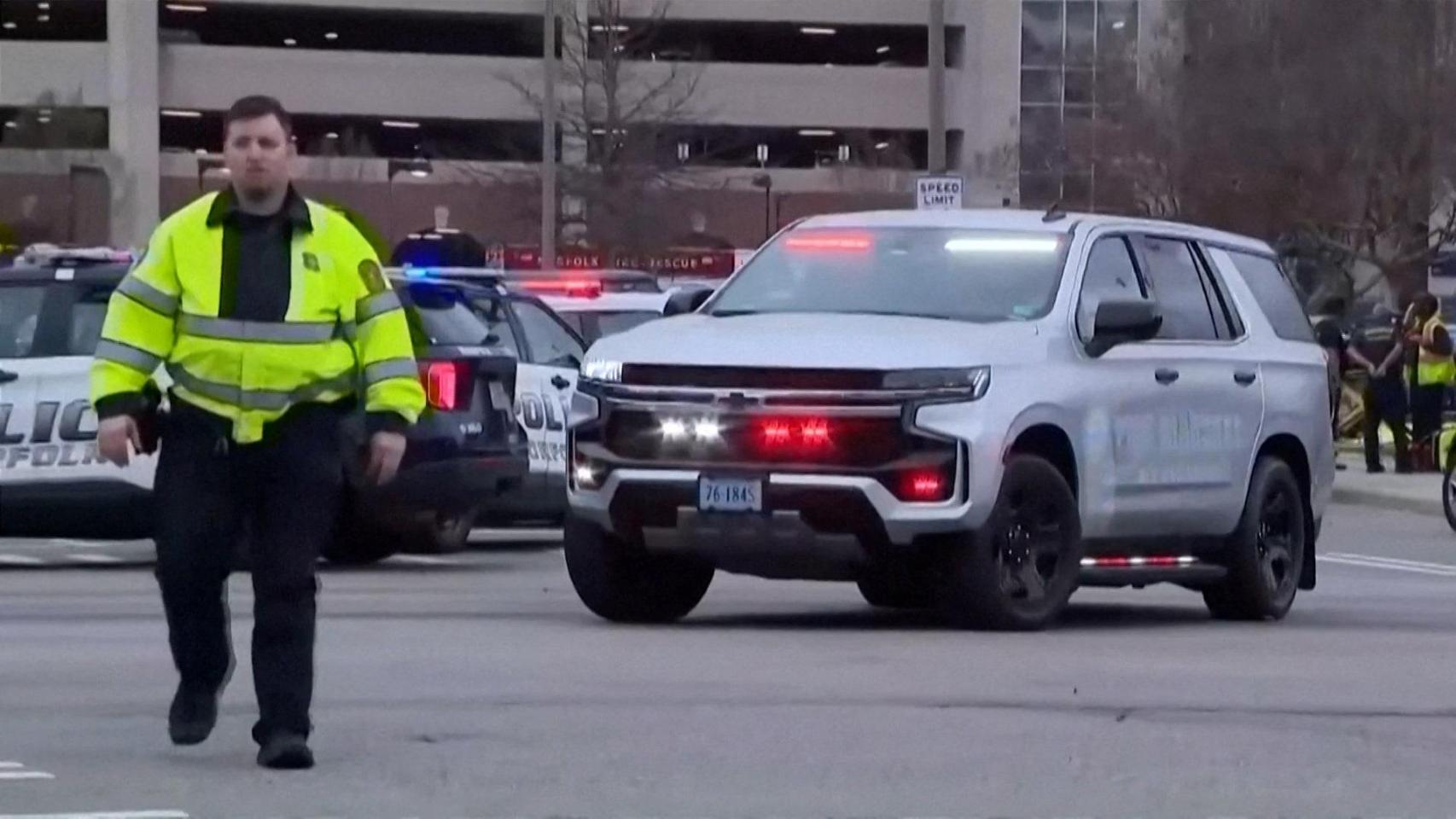 La Policía desplegada en la universidad de Old Dominion, en Virginia, tras el ataque.