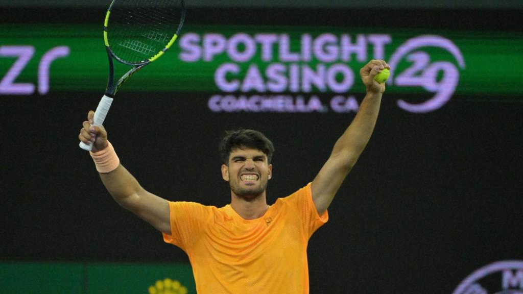 Carlos Alcaraz celebra el triunfo contra Norrie en cuartos de final de Indian Wells.