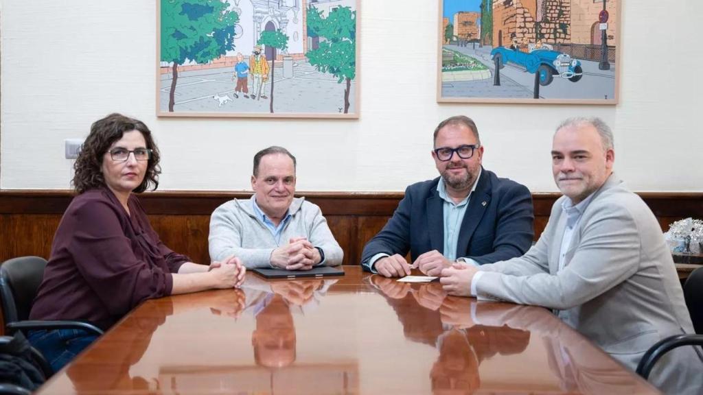 El alcalde de Mérida, Antonio Rodríguez Osuna, acompañado por la delegada de Accesibilidad Universal e Inclusión, Susana Fajardo, el presidente de la Fundación Primera Fila, José Antonio Lagar, y con su secretario, Enrique Trabadela.
