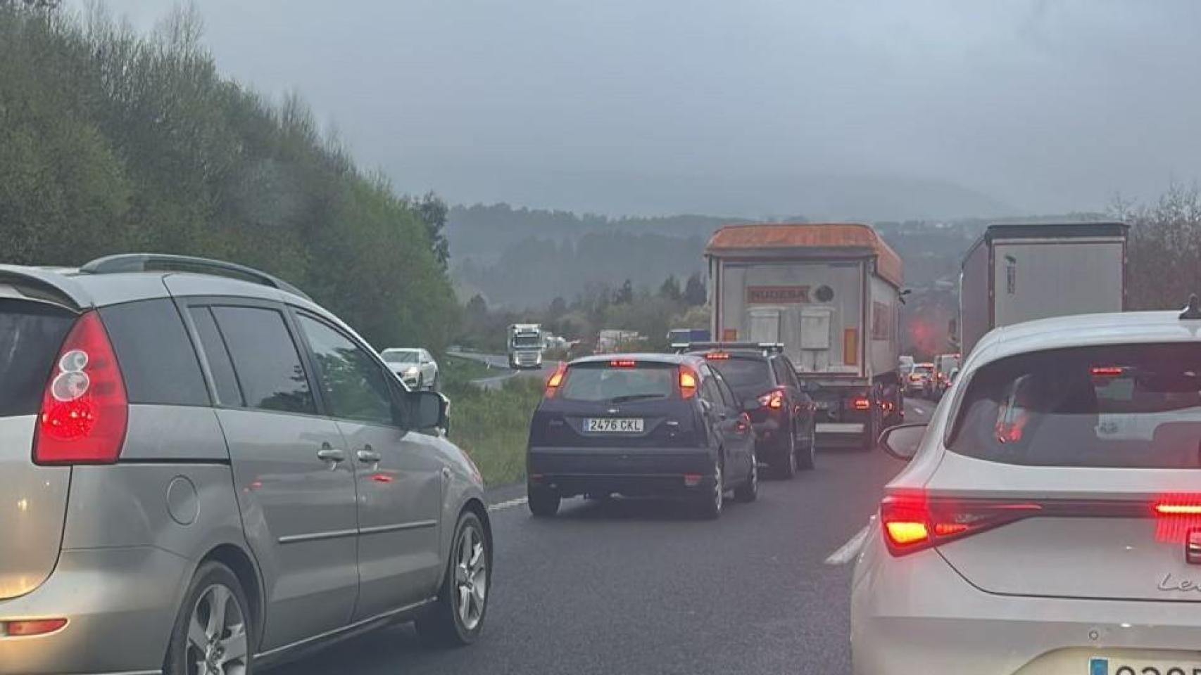 Retenciones por el accidente en la A-6 este viernes