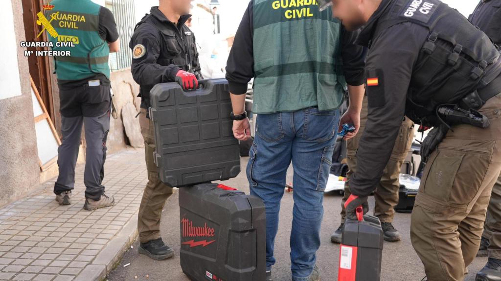 Registros de la UCO en la vivienda en la que han encontrado el cuerpo de Francisca Cadenas. Guardia Civil