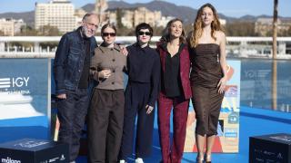 La cineasta Marta Matute, en el centro, junto a los actores Tomás del Estal, Julia Mascort, Sonia Almarcha y Laura Weissmahr durante la presentación de 'Yo no moriré de amor' en Málaga. Foto: EFE/ Jorge Zapata