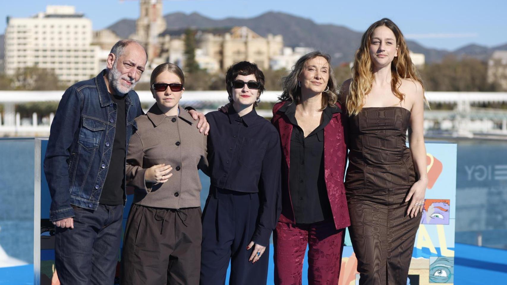 La cineasta Marta Matute, en el centro, junto a los actores Tomás del Estal, Julia Mascort, Sonia Almarcha y Laura Weissmahr durante la presentación de 'Yo no moriré de amor' en Málaga. Foto: EFE/ Jorge Zapata