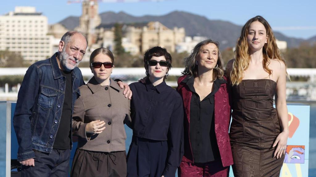 La cineasta Marta Matute, en el centro, junto a los actores Tomás del Estal, Julia Mascort, Sonia Almarcha y Laura Weissmahr durante la presentación de 'Yo no moriré de amor' en Málaga. Foto: EFE/ Jorge Zapata