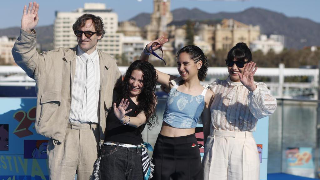 Julián Villagrán, Júlia de Paz, Clara Aranzibia y Janet Novás, durante la presentación de 'La buena hija' en Málaga. Foto: EFE/ Jorge Zapata