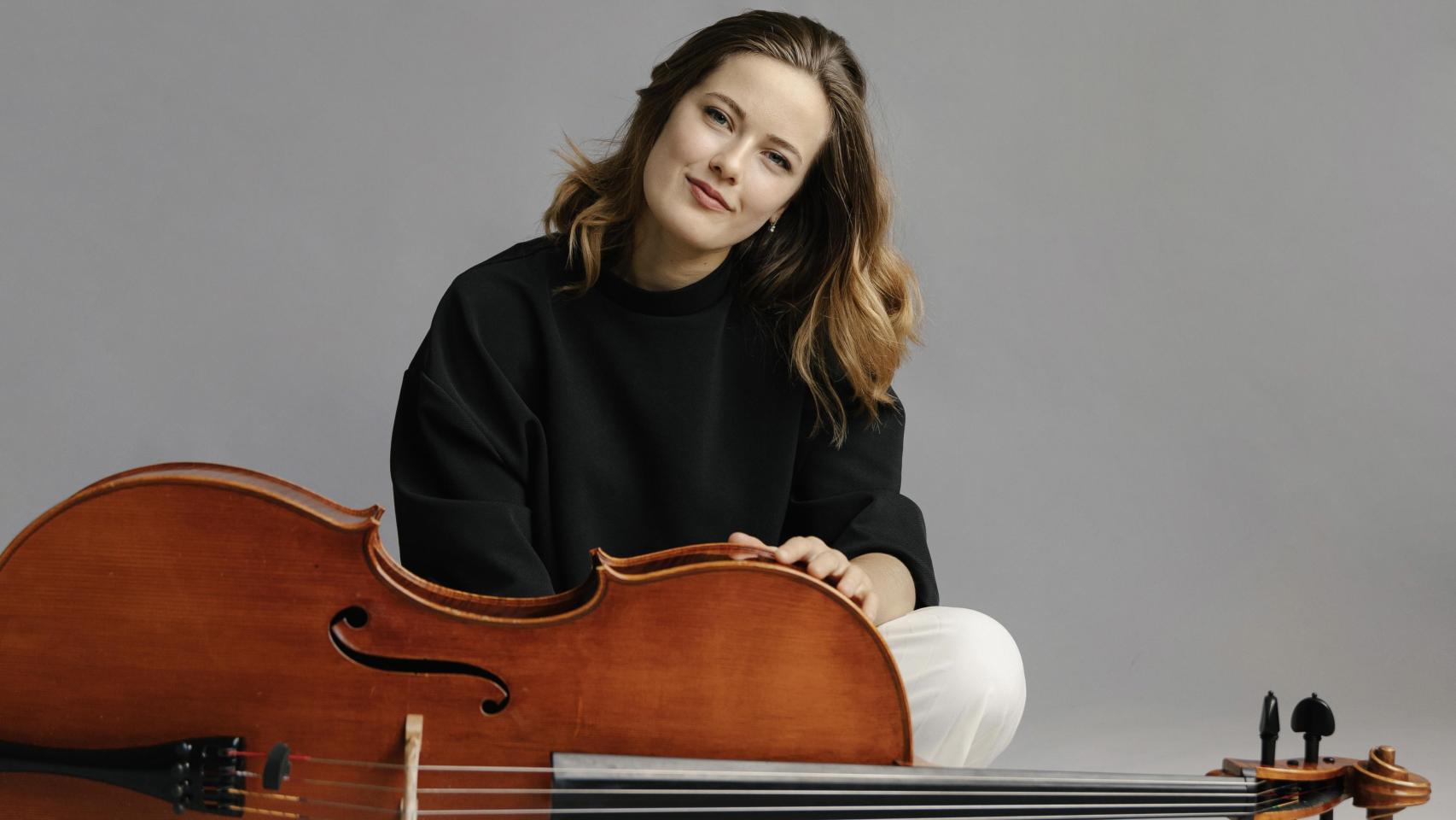 Ángela Aguareles junto a su violonchelo
