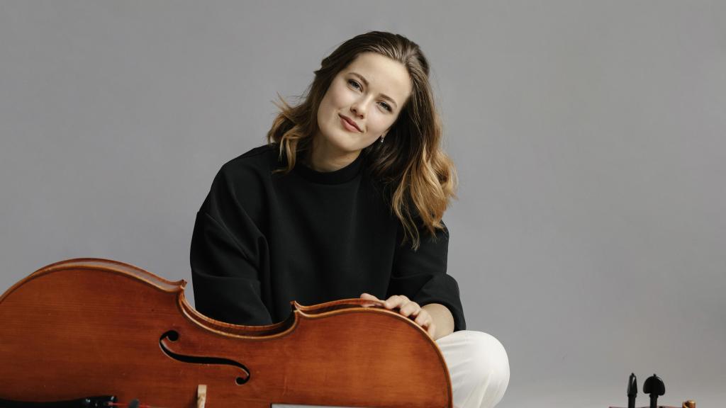 Ángela Aguareles junto a su violonchelo