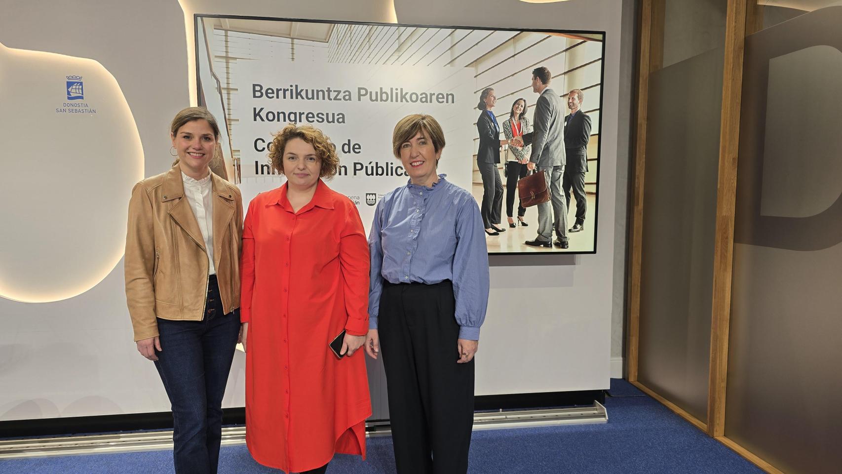 La concejala de Economía y Empleo Local, Ane Oyarbide; la diputada de Gobernanza, Irune Berasaluze; y Loredana Stan, directora de Novagob.