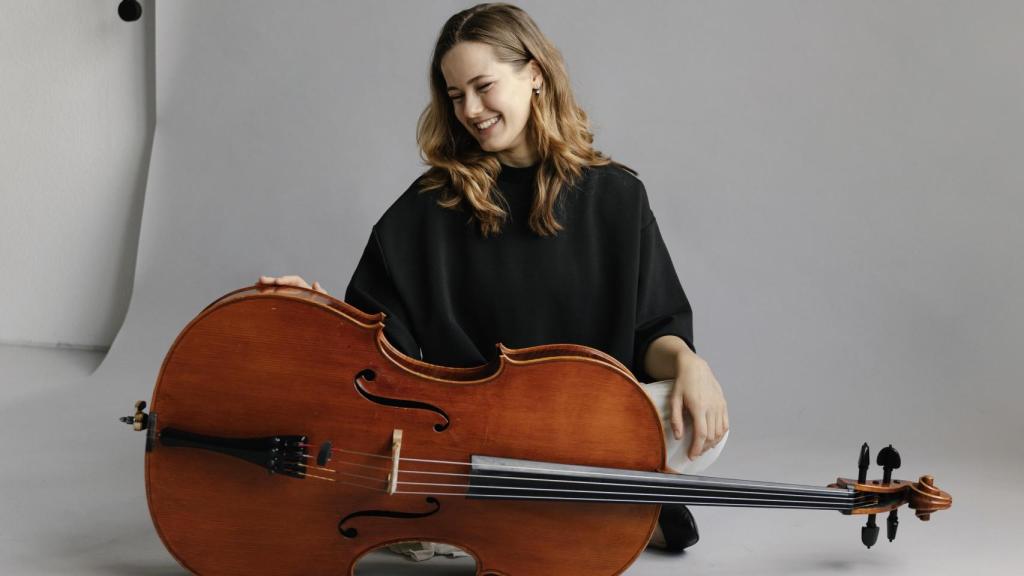 Ángela Aguareles junto a su violonchelo