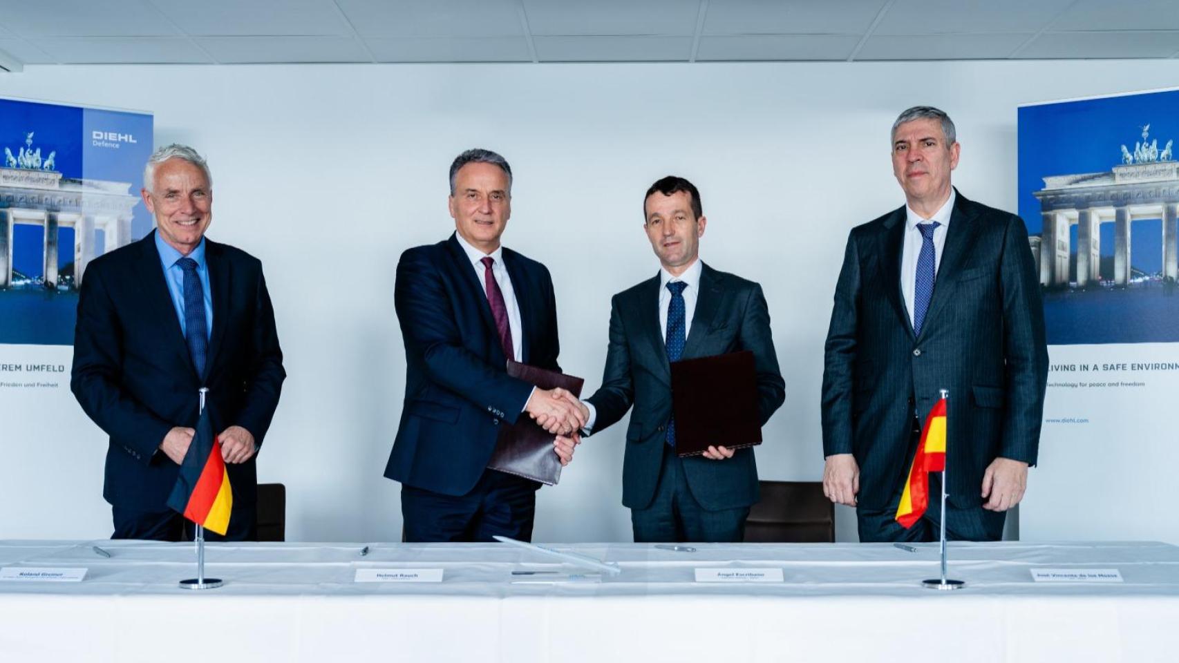 De izquierda a derecha: Roland Greiner, vicepresidente de Ventas Internacionales de Diehl para Latinoamérica, España y Portugal; Helmut Rauch, CEO de Diehl Defence; Ángel Escribano, presidente ejecutivo de Indra Group; José Vicente de los Mozos, consejero delegado de Indra Group;